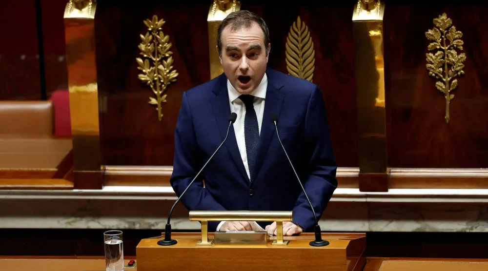 رئيس الوزراء الفرنسي سيباستيان لوكورنو يلقي خطاباً خلال مناقشة قبل التصويت على اقتراحين لسحب الثقة من الحكومة الفرنسية خلال جلسة عامة في الجمعية الوطنية في باريس 16 أكتوبر 2025 (رويترز)