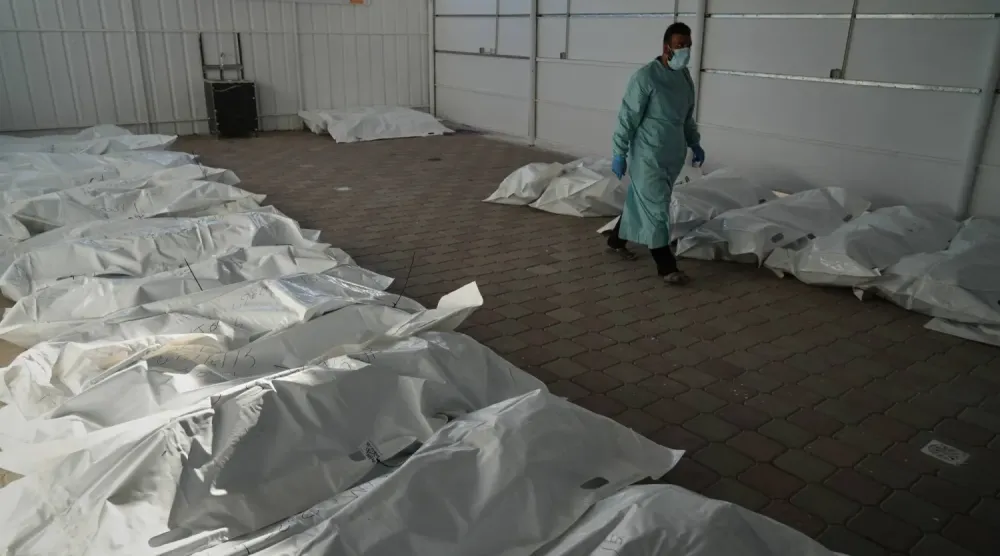 İsrail'in savaş sırasında alıkoyduğu Filistinlilerin cesetleri, Han Yunus'taki Nasır Hastanesi'nin zemininde plastik torbalar içinde (AP)