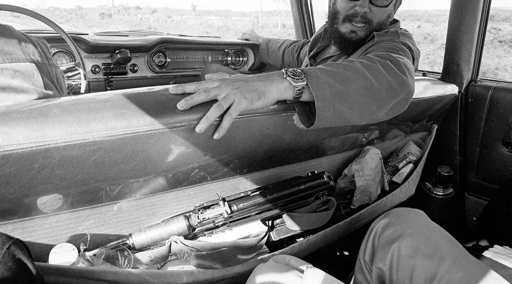 فيدل كاسترو... حاول الأميركيون إطاحته في إنزال «خليج الخنازير» وبسيجار وقلم مسمومين وببدلة غوص ملوثة ببكتيريا السل (أرشيف نيويورك تايمز)