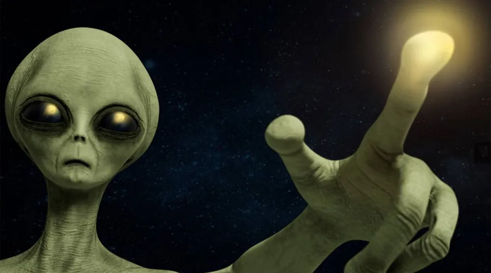 تُراقب الأرض من بعيد بنظرات غامضة (غيتي)