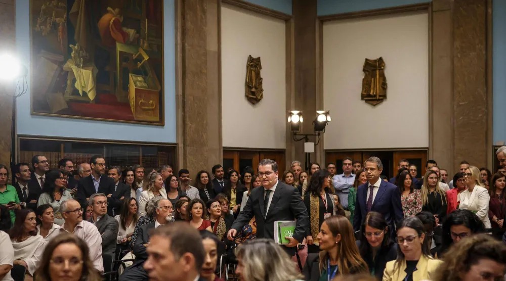 وزير المالية البرتغالي خواكيم ميراندا سارمينتو في البرلمان قبل تقديم ميزانية عام 2026 (أ.ف.ب) 