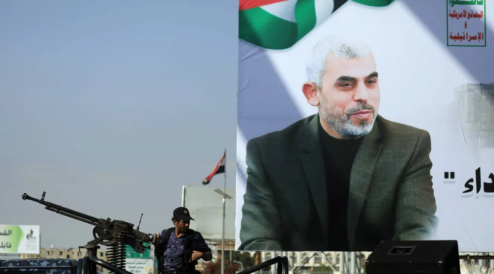 لافتة تُصوّر زعيم «حماس» الراحل يحيى السنوار خلال مظاهرة احتجاجية ضد إسرائيل في صنعاء (إ.ب.أ)