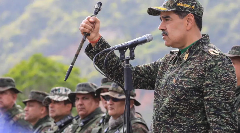 28 Ağustos 2025'te çekilen bir fotoğrafta, Venezuela Devlet Başkanı Nicolas Maduro başkent Karakas'taki bir eğitim kampında askerlere hitap ediyor. (AFP)