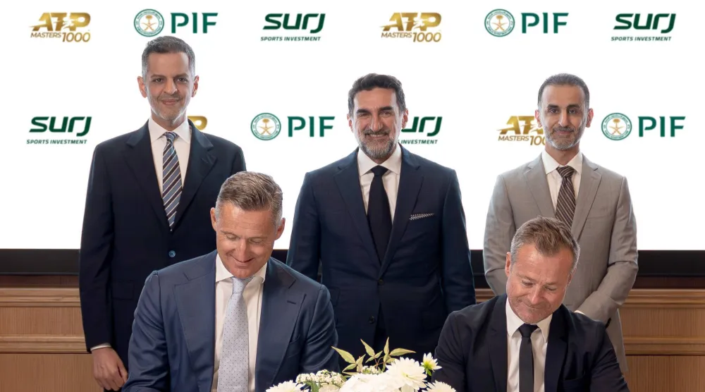 ياسر الرميان خلال توقيع عقد استضافة السعودية بطولة «ماسترز 1000 نقطة»... (بي آي إف)