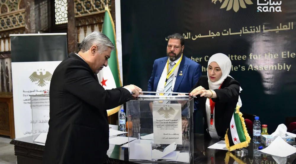 أحد أعضاء الهيئات الناخبة في دائرتَي رأس العين وتل أبيض يدلي بصوته في انتخابات أعضاء مجلس الشعب (سانا)