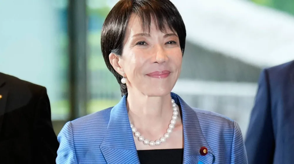 ساناي تاكايتشي لدى وصولها إلى مقر رئاسة الوزراء في العاصمة اليابانية طوكيو (أرشيفية - أ.ب)