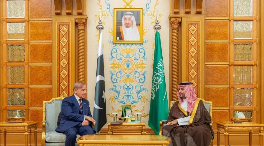 Suudi Arabistan Başbakanı ve Veliaht Prensi Muhammed bin Selman, Pakistan Başbakanı Muhammed Şahbaz Şerif’i kabul etti. (SPA)