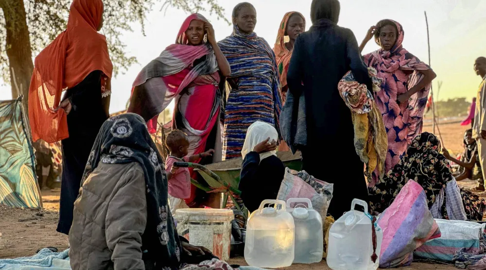 نازحون سودانيون فرّوا من مدينة الفاشر بعد سقوطها في يد «قوات الدعم السريع» يستريحون بالقرب من بلدة طويلة في إقليم دارفور الغربي (أ.ف.ب)