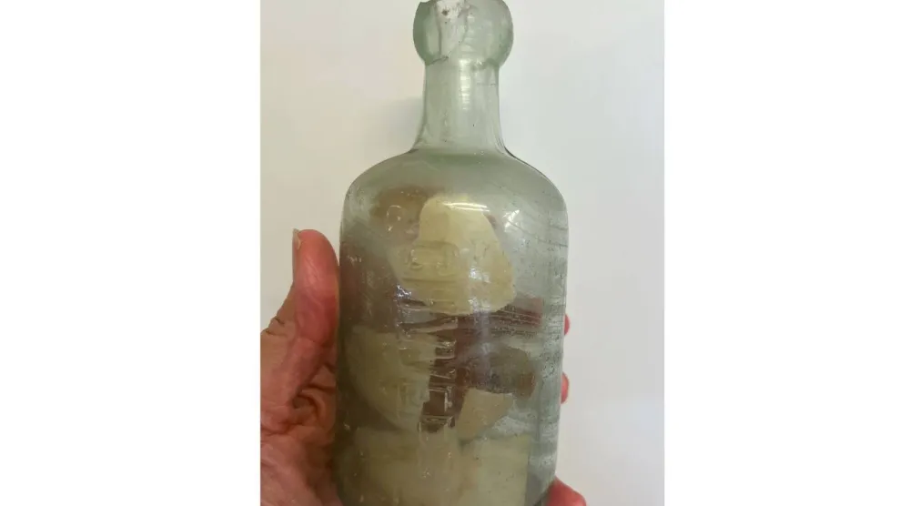 زجاجة تحتوي على رسائل بداخلها في كوندينغوب بأستراليا (أ.ب)