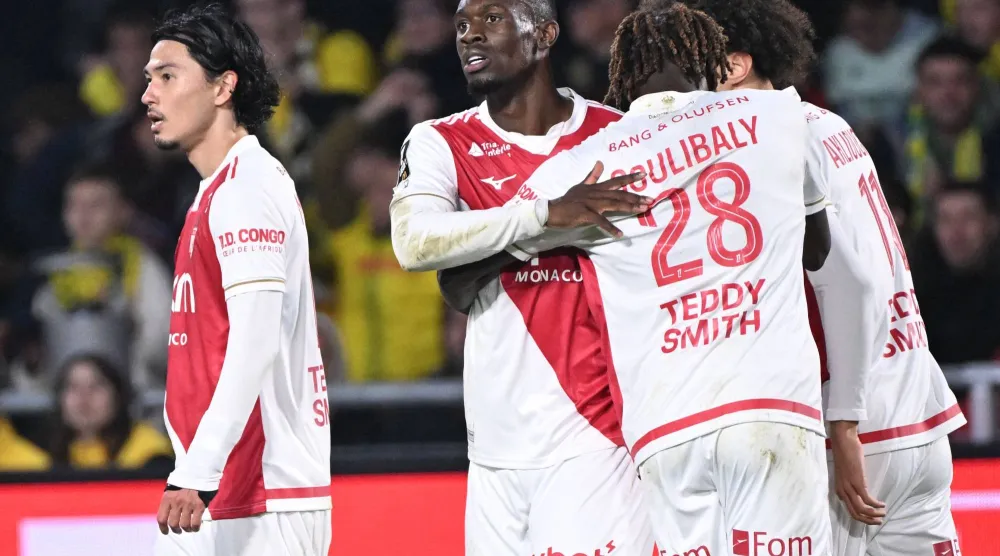 لاعبو موناكو يحتفلون بأحد أهدافهم في المباراة (أ.ف.ب)