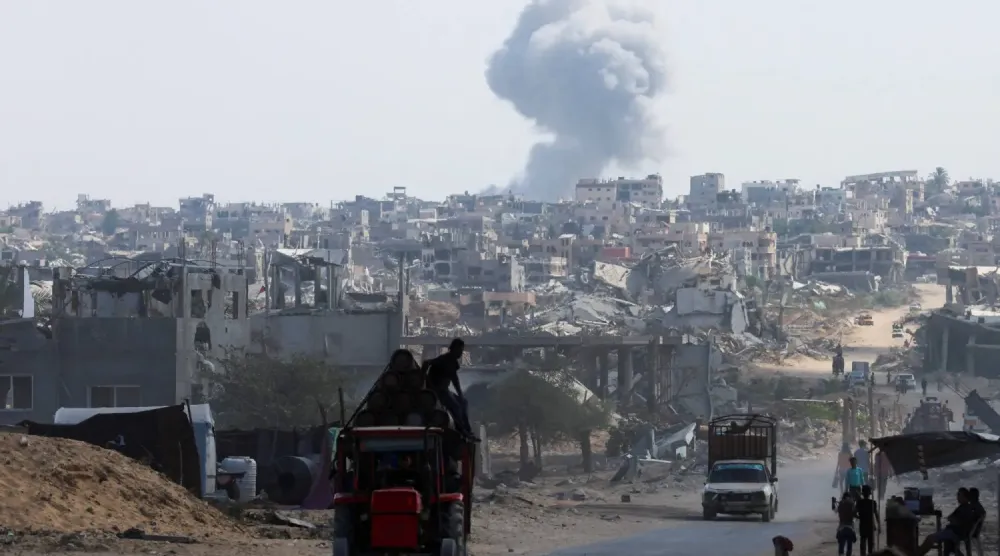 Gazze Şeridi'nin güneyindeki Han Yunus'tan yükselen dumanlar, 30 Ekim 2025 (Reuters)