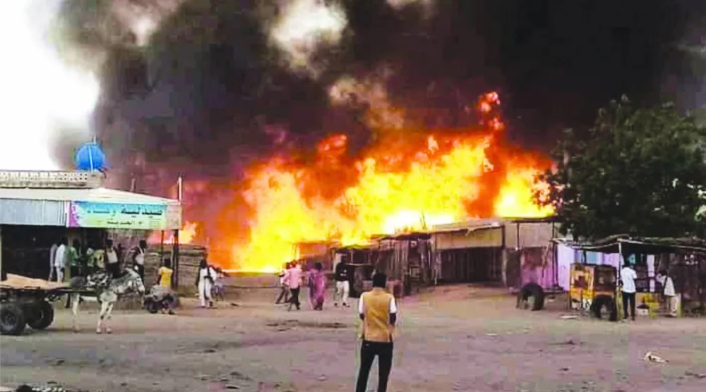 
النيران تلتهم سوقاً في الفاشر أكبر مدن إقليم دارفور نتيجة المعارك (أ.ف.ب)