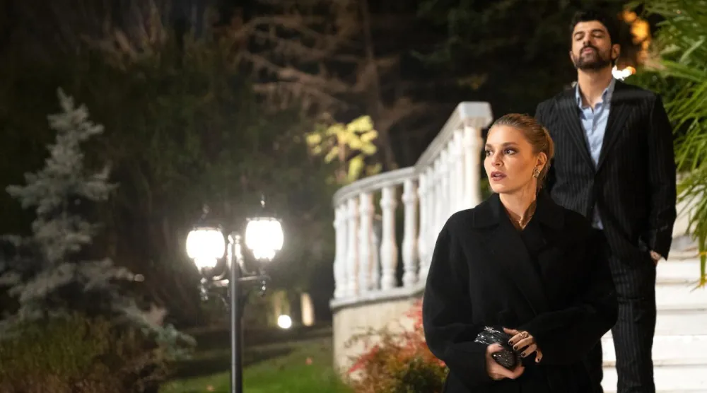 Netflix Türkiye'de en çok izlenen dizi konumundaki Enfes Bir Akşam'da 41 yaşındaki Aslı Enver, aile servetini koruma mücadelesi veren Nihal rolünde (Netflix)