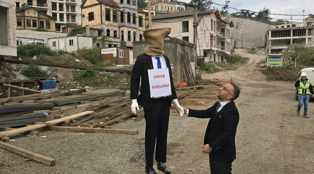 Kafasına çuval geçirilen Netanyahu maketinin üzerine "Savaş suçlusu" yazılı bir kağıt da asıldı (X/Kemalsaglamart1)