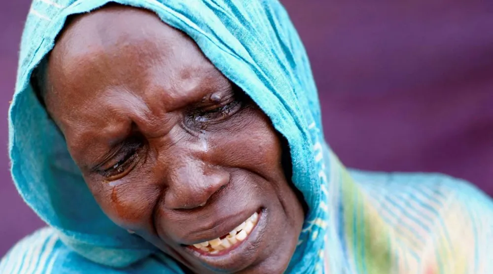 Sudanlı bir kadın, el-Faşir'de sevdiklerini kaybetmenin acısıyla ağlıyor (Reuters)