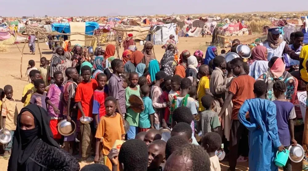 El Faşir'deki çatışmalardan kaçan insanlar, dün Darfur bölgesinin Tavila bölgesindeki yerinden edilmiş kişilerin kaldığı kampta (AP).