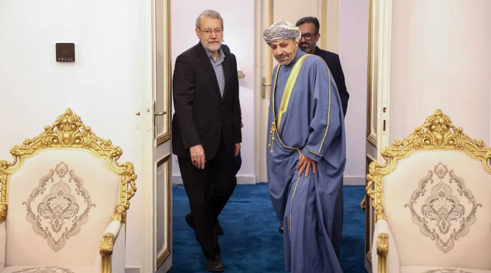 صورة نشرها موقع لاريجاني من استقباله لوزير الداخلية العماني في مقر مجلس الأمن القومي الإيراني بمنطقة باستور المحصنة وسط طهران الاثنين الماضي