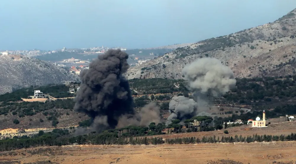 İsrail'in Güney Lübnan'ın Cezzine ilçesine bağlı el-Mahmudiye köyüne düzenlediği hava saldırısının ardından olay yerinden yükselen dumanlar (EPA)