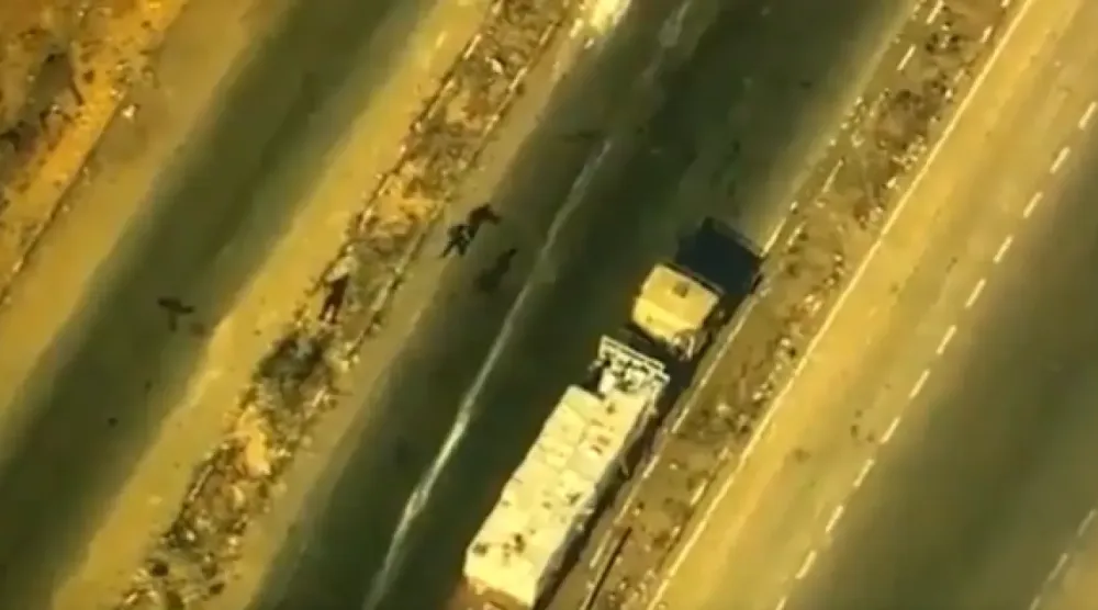 CENTCOM tarafından yayınlanan ve Hamas üyelerinin yardım kamyonuna saldırdığı görüldüğü iddia edilen bir videodan ekran görüntüsü