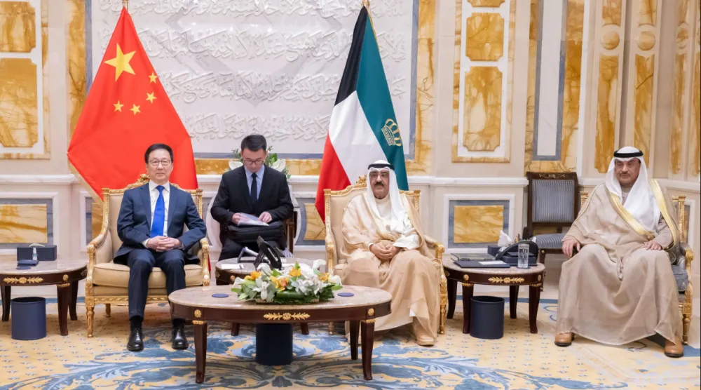 أمير الكويت خلال استقباله نائب الرئيس الصيني (كونا)