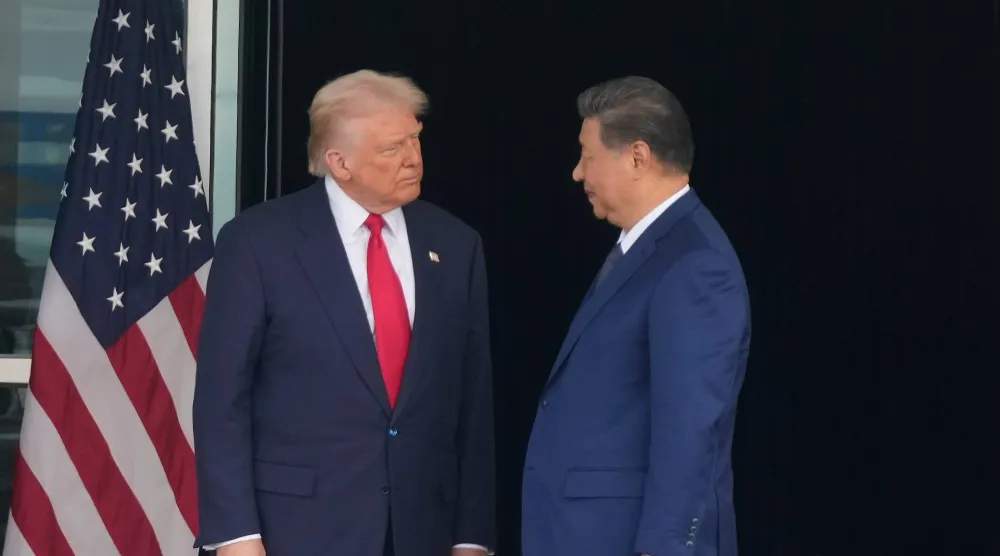 دونالد ترمب وشي جينبينغ بعد محادثات القمة الأميركية - الصينية في مطار جيمهاي الدولي في بوسان بكوريا الجنوبية (أ.ب)