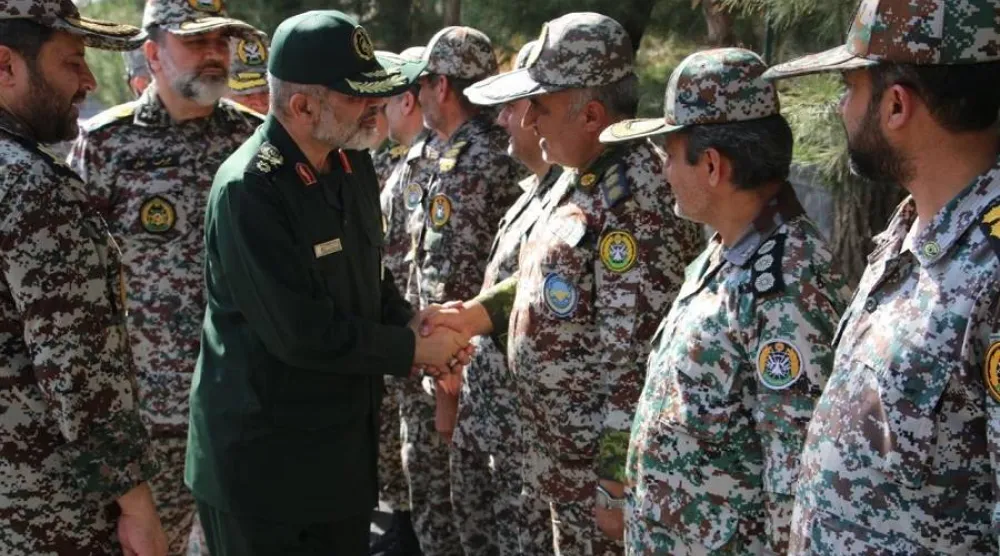 صورة نشرها التلفزيون الرسمي من جولة وحيدي بمقر الدفاع الجوي في شمال غربي البلاد صباح الأحد