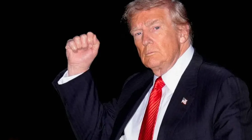 ABD Başkanı Donald Trump, hafta sonunu Florida'da geçirdikten sonra Beyaz Saray'a dönerken fotoğrafçılara el sallıyor. (Reuters)