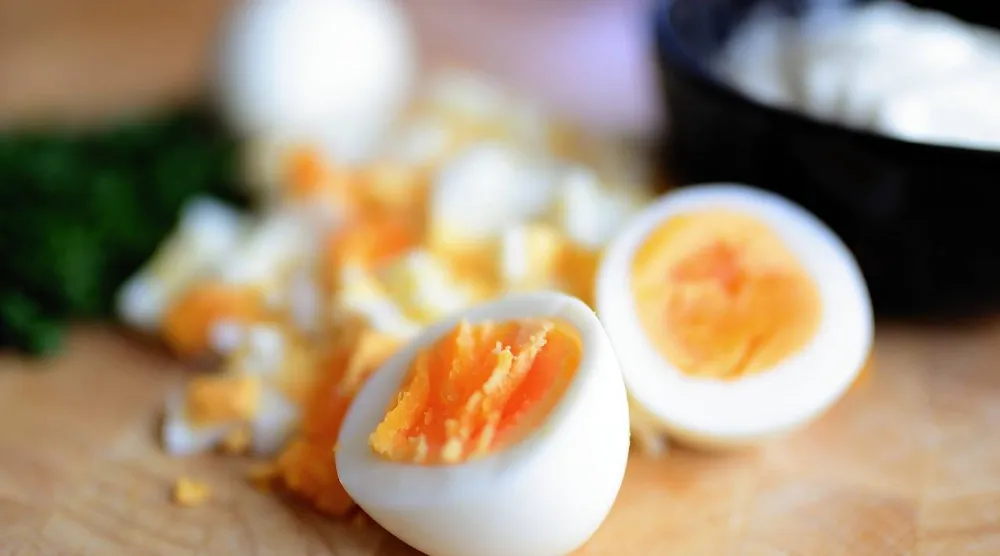 يُعتبر كل من البيض الكامل وبياضه مصدراً ممتازاً للبروتين عالي الجودة وجميع الأحماض الأمينية الأساسية (بيكسباي)