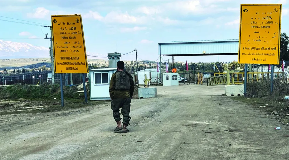 جندي إسرائيلي عند معبر القنيطرة في مرتفعات الجولان (أرشيفية - رويترز)