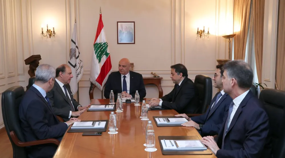 الرئيس اللبناني جوزيف عون مجتمعاً مع حاكم «المصرف المركزي» كريم سعيد ونوابه الأربعة (الرئاسة اللبنانية)
