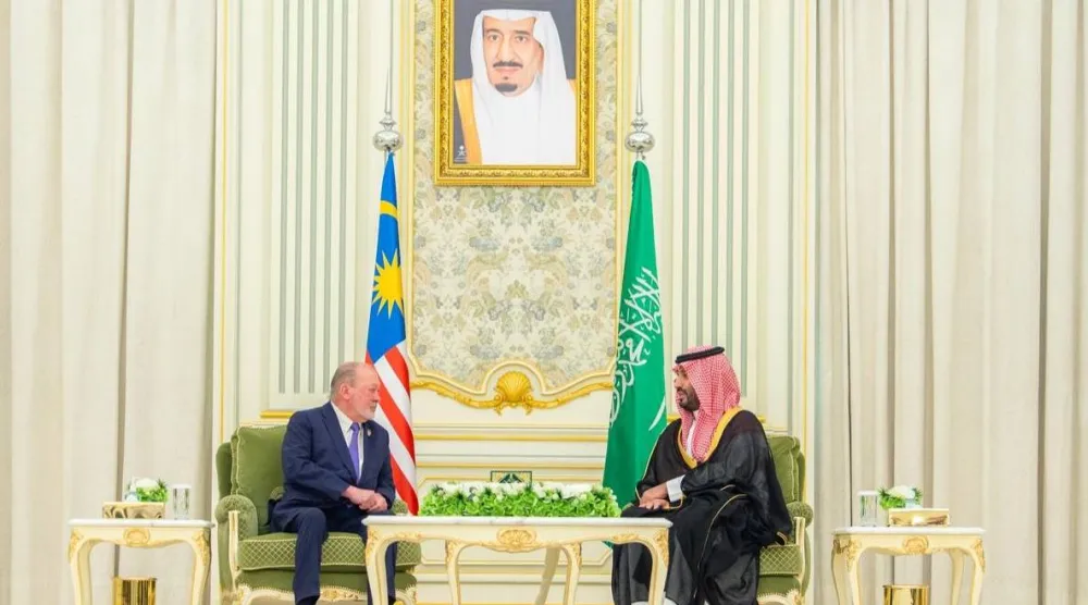 الأمير محمد بن سلمان ولي العهد السعودي والعاهل الماليزي السلطان إبراهيم إسكندر خلال جلسة المباحثات الرسمية في الرياض (واس)