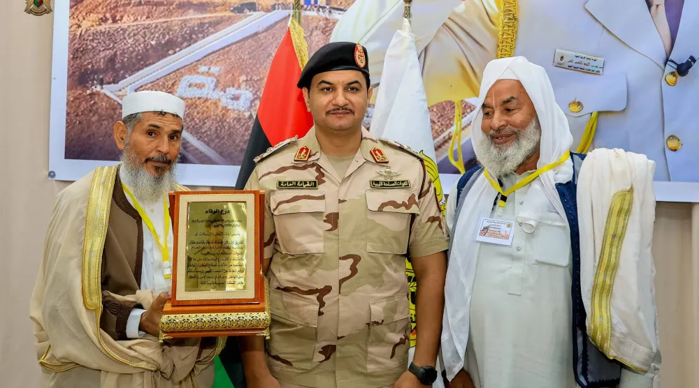 صدام حفتر خلال زيارته براك الشاطئ جنوب غربي ليبيا الاثنين (القيادة العامة)