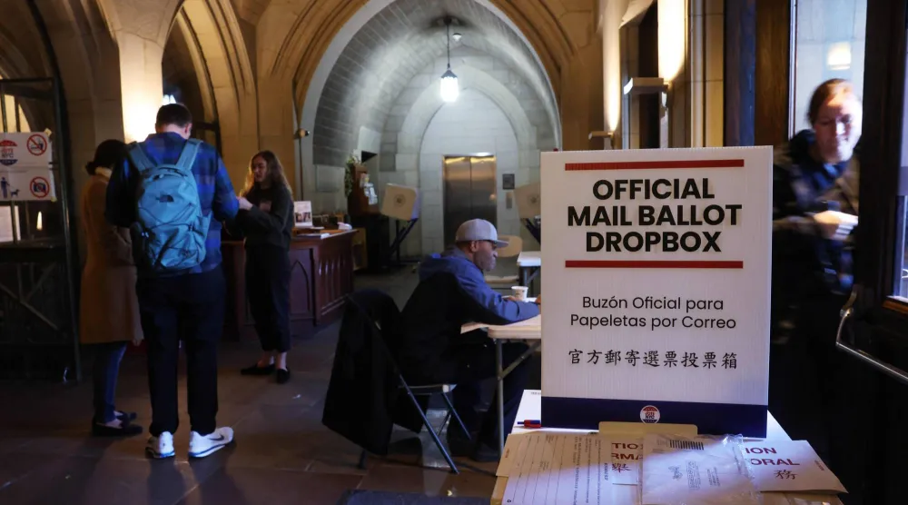 سكان نيويورك يصوّتون لاختيار رئيس بلديتهم الجديد بموقع انتخابي في مانهاتن 4 نوفمبر 2025 (أ.ف.ب)
