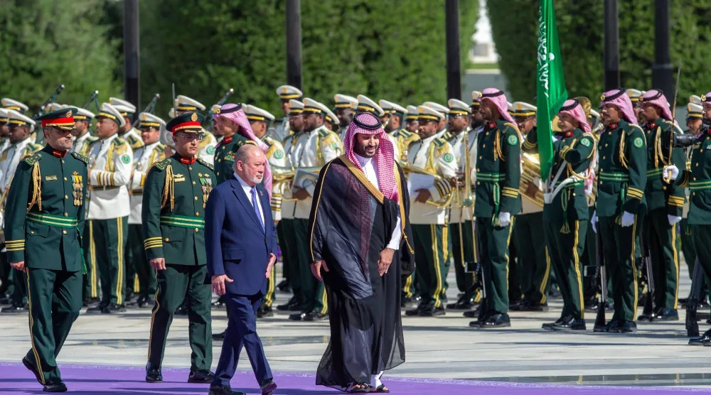 ولي العهد السعودي لدى ترحيبه بملك ماليزيا في الرياض (واس)