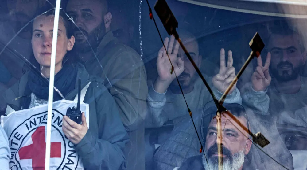 أسرى فلسطينيون بعد خروجهم من سجون إسرائيل (أ.ف.ب)