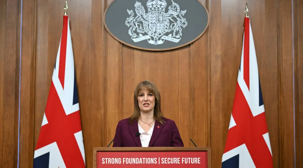 وزيرة الخزانة البريطانية تُلقي كلمة بقاعة المؤتمرات في «10 داونينغ ستريت»... (أ.ف.ب)