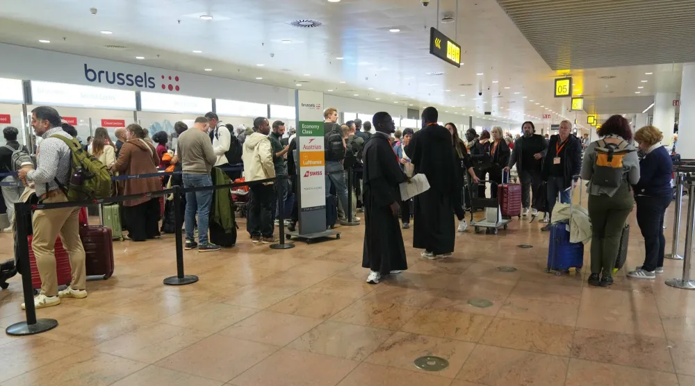 ركاب في مطار بروكسل زافينتيم بعد إلغاء الرحلات نتيجة تحليق الطائرات المسيّرة بالمنطقة (أ.ب)