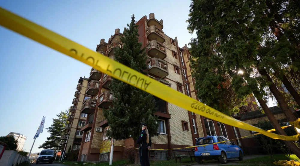 يقف ضباط الشرطة حراساً في دار رعاية المسنين «دوم بنزيونيرا» في توزلا بالبوسنة (إ.ب.أ)