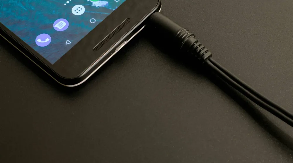 فصل أجهزة الشحن يوفر في استهلاك الطاقة (بيكسلز)