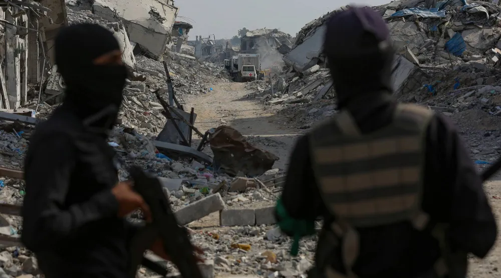 مُقاتلان من «كتائب القسام» في «حماس» شرق قطاع غزة (إ.ب.أ)