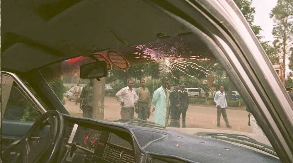 آثار محاولة الاغتيال على سيارة في موكب مبارك بأديس أبابا عام 1995 (أ.ف.ب)