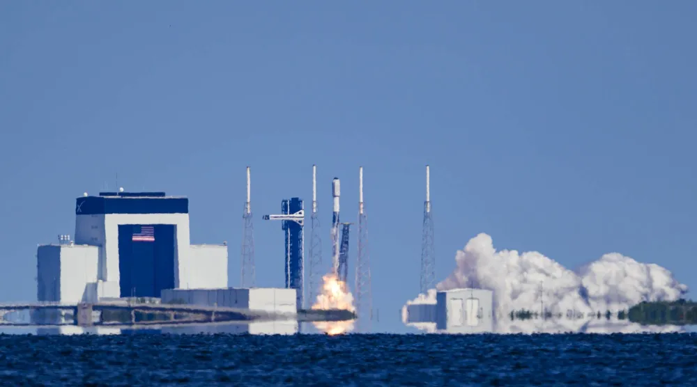  صورة ملتقطة في 29 أكتوبر 2025 بكيب كانافيرال في الولايات المتحدة تظهر انطلاق صاروخ فالكون 9 التابع لشركة «سبيس إكس» الذي يحمل أقماراً اصطناعية من سلسلة ستارلينك (د.ب.أ)