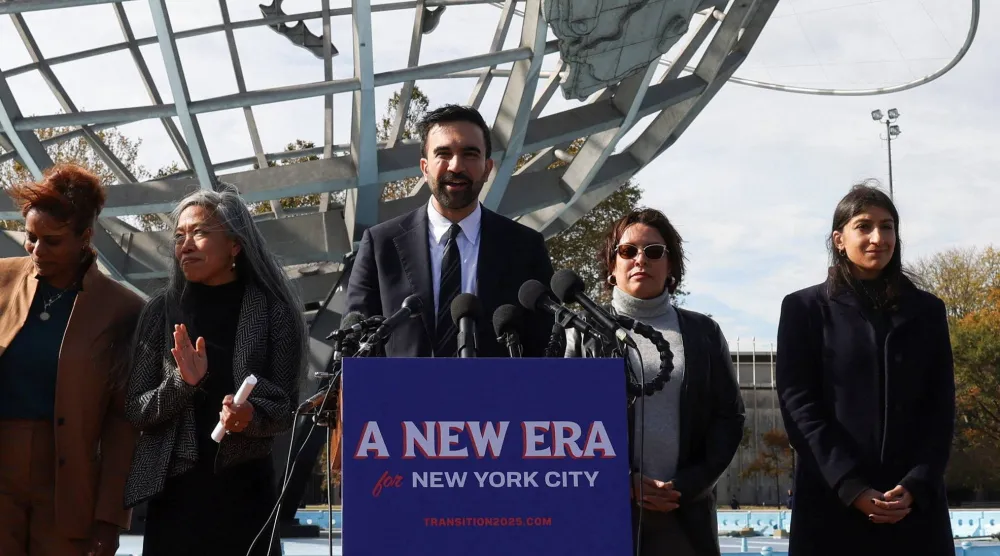 جانب من مؤتمر صحافي عقده ممداني عقب فوزه بانتخابات رئاسة بلدية نيويورك يوم 5 نوفمبر (رويترز)