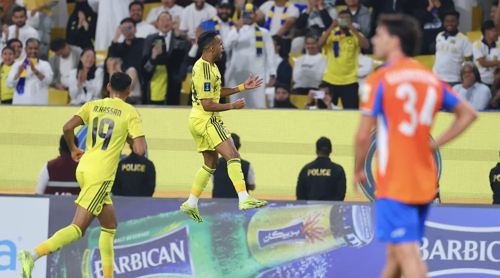 عبد الرحمن غريب يحتفل بهدفه الأول في شباك غوا (تصوير: عبد العزيز النومان) 