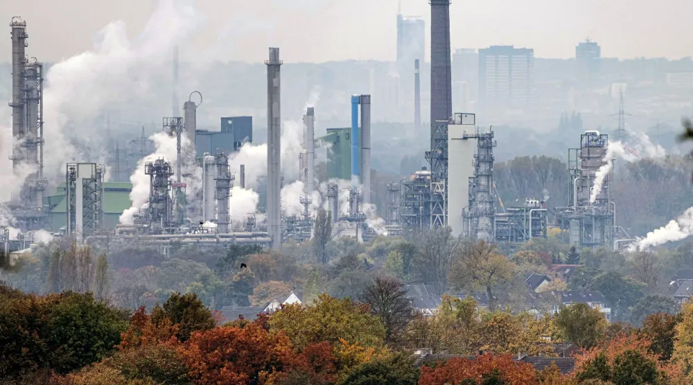 صفاة نفط تابعة لشركة «بي بي» تعمل في غيلسنكيرشن، ألمانيا (أ.ب)