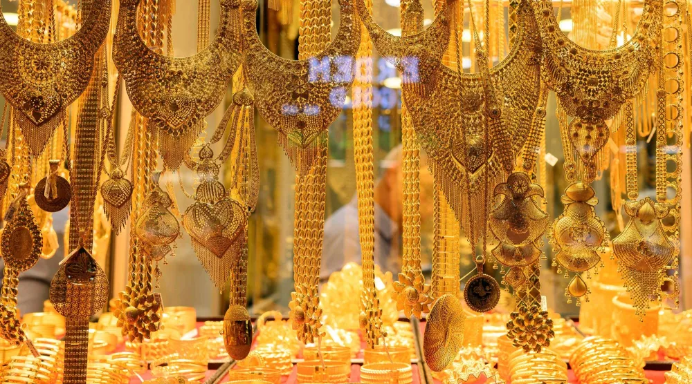 أساور وقلادات ذهبية معروضة للبيع في محل ذهب في البازار الكبير في إسطنبول (أ.ف.ب)