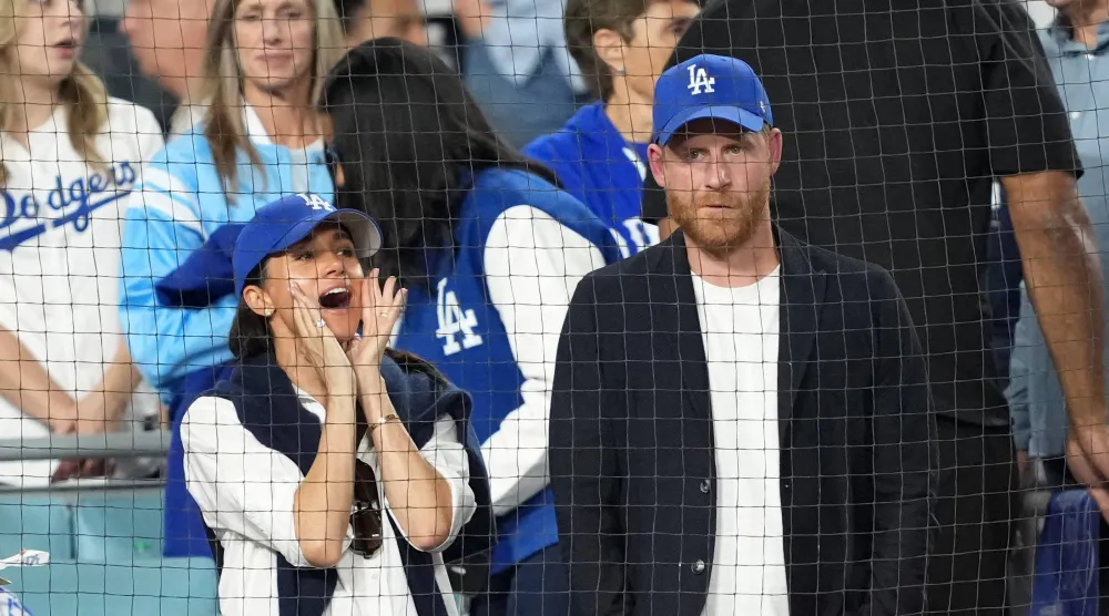 الأمير البريطاني هاري وزوجته ميغان ماركل يحضران مباراة رياضية (رويترز)