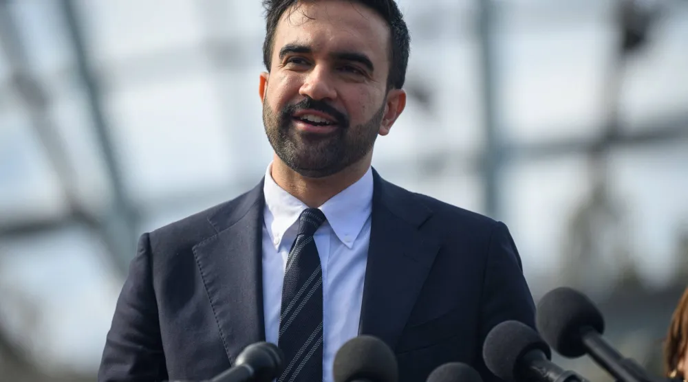 رئيس بلدية نيويورك المنتخب زهران ممداني خلال مؤتمر صحافي في يونيسبير بمتنزه فلاشينغ ميدوز كورونا بارك (أ.ف.ب)