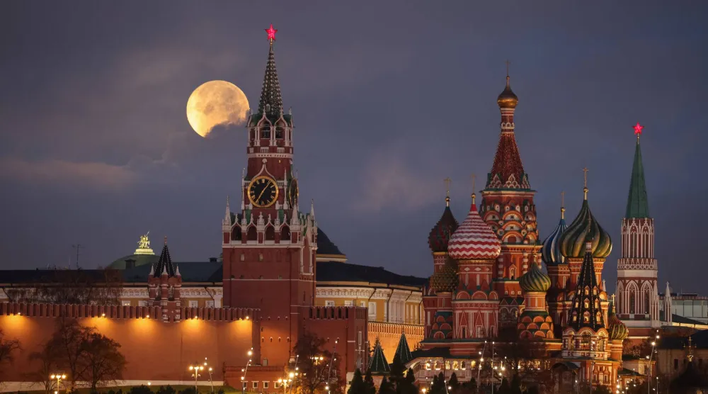 قمر القندس وهو نوع من القمر العملاق يظهر خلف الكرملين وكاتدرائية القديس باسيل في موسكو (رويترز)