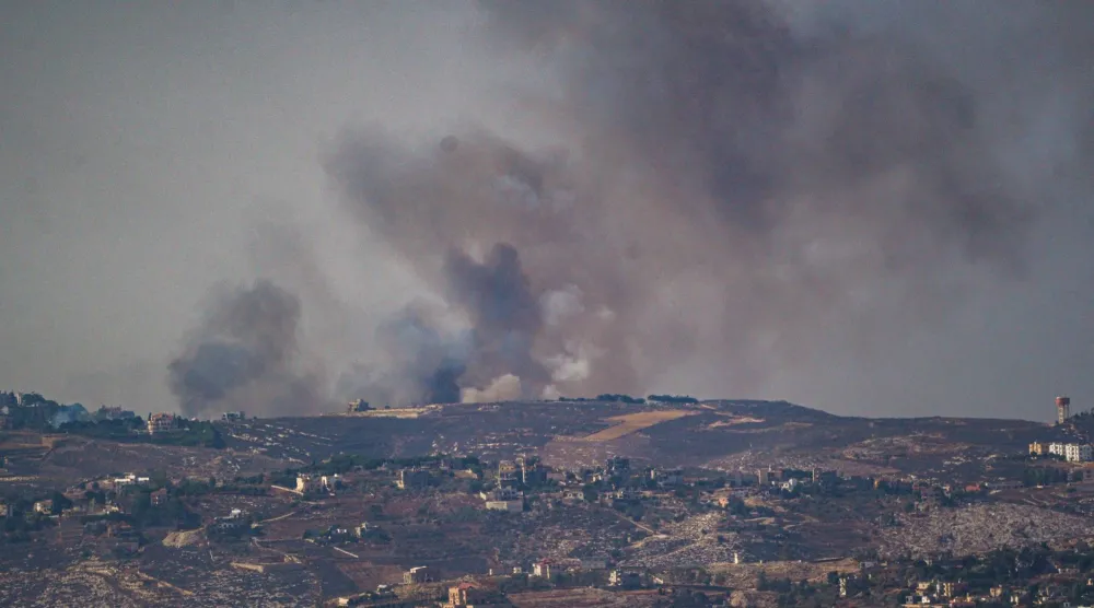 الدخان يتصاعد في جنوب لبنان بالقرب من الحدود مع إسرائيل (رويترز)